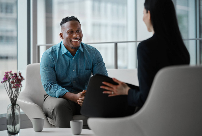Tippgeber spricht mit Maklerin in einer Lounge